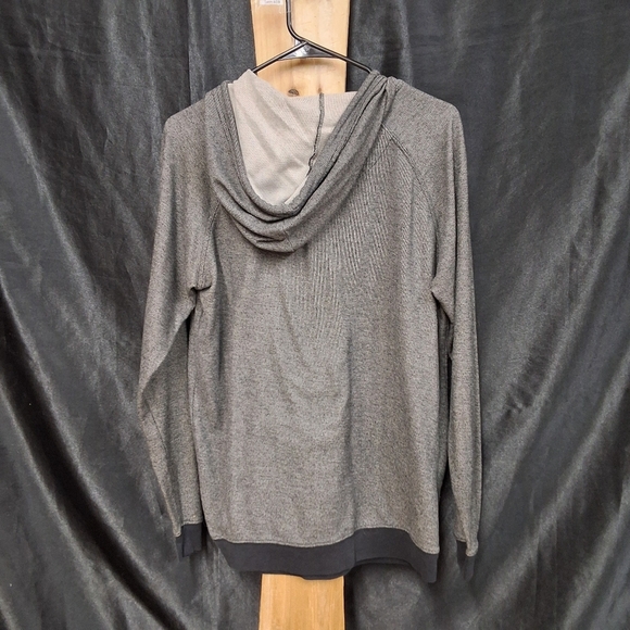 Grey RVCA  size mens medium pullover hoodie with pockets - Picture 4 of 9